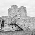 La Rocca di Monfalcone. Quando la Repubblica di Venezia conquistò Monfalcone il 14 luglio 1420 la Rocca, difesa da 30 uomini, era un castello completamente diverso da quello che si può vedere ora.<br />Dopo circa un secolo, perdute le fortezze di Gradisca e di Marano, la Rocca era praticamente in rovina.<br />Tutto ciò che si vede nelle foto a seguire è il risultato della radicale trasformazione veneziana che inizia intorno al 1525.<br />Lo spessore di queste mura è di oltre 3 metri, con un’altezza, rispetto al fossato che la circonda di 9 metri.<br />Siamo sul monte Falcone, sempre sede della sanguinosa prima guerra mondiale.<br />