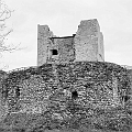 Sono chiaramente visibili almeno 3 diversi tipi di pietra con cui è stata fortificata e successivamente restaurata La Rocca di Monfalcone.
